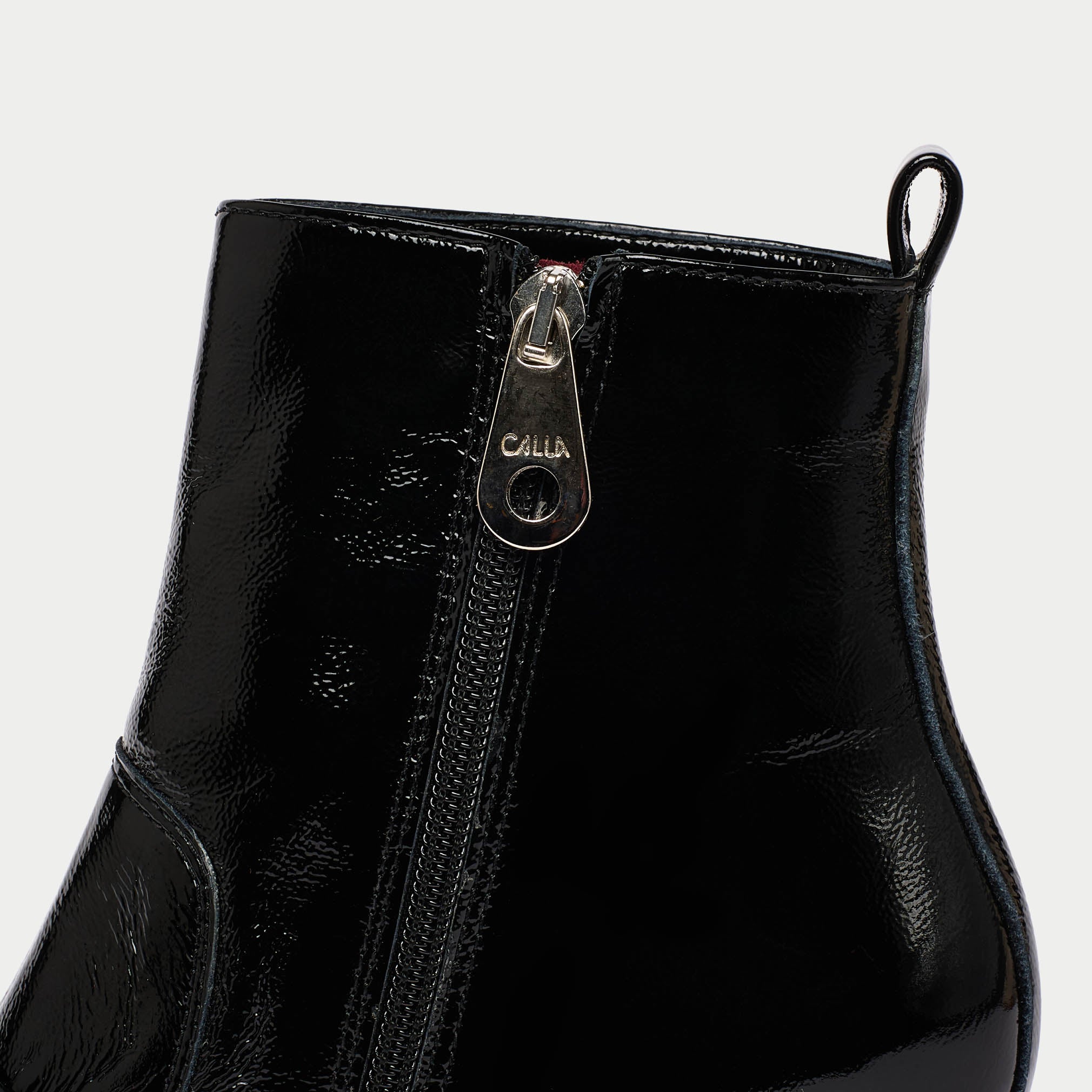 Daphne black boot zip close up