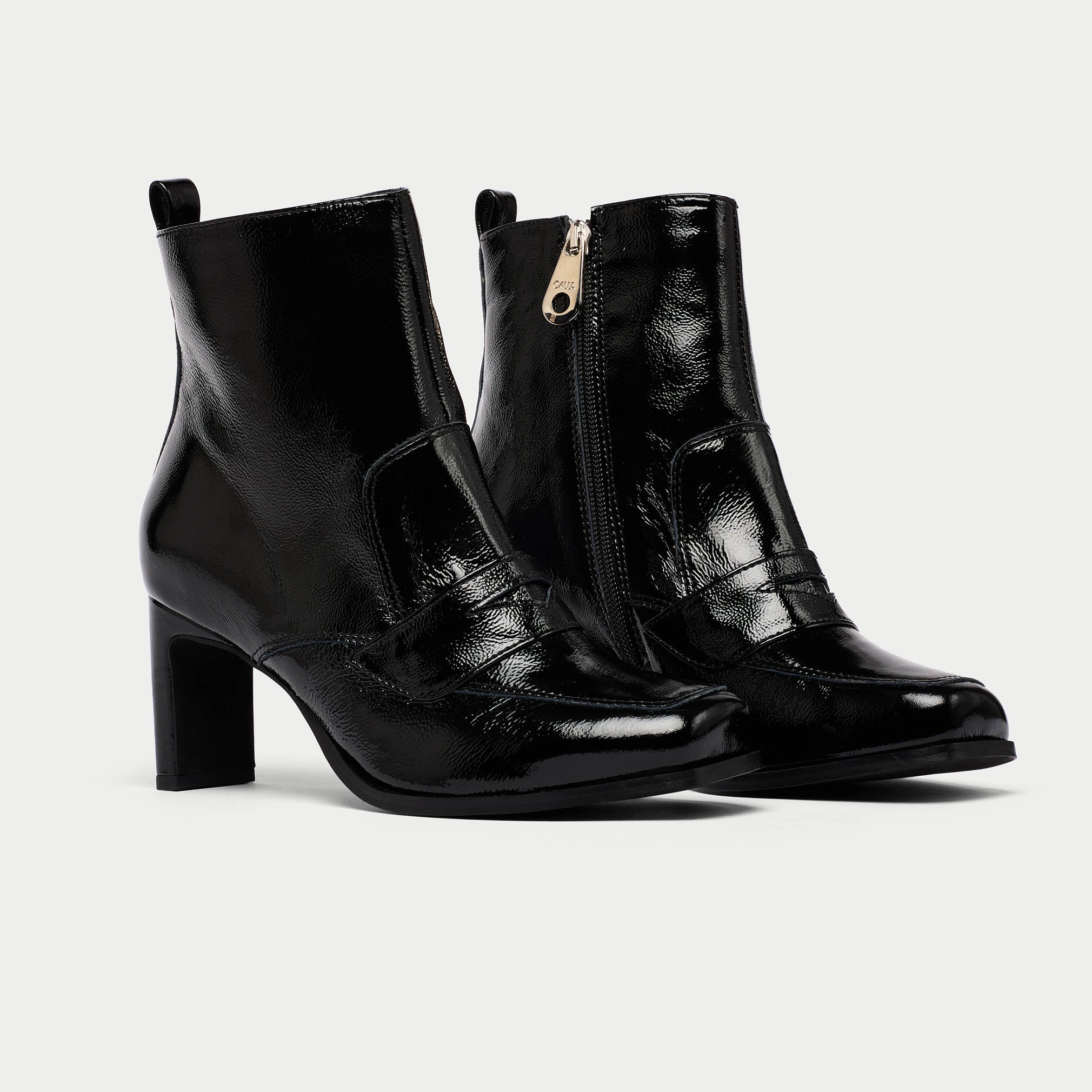 Daphne boots pair