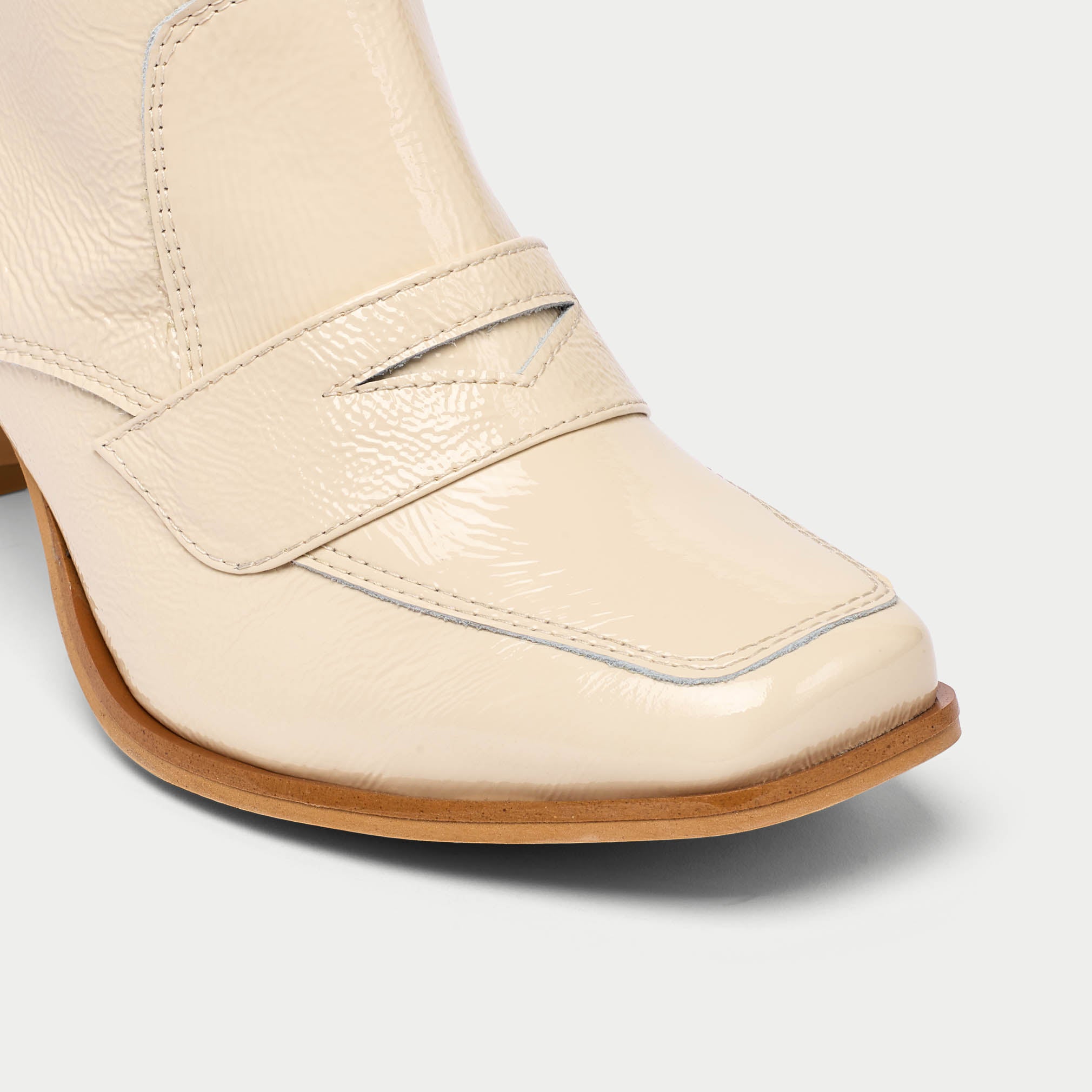 Daphne butter leather tip close up