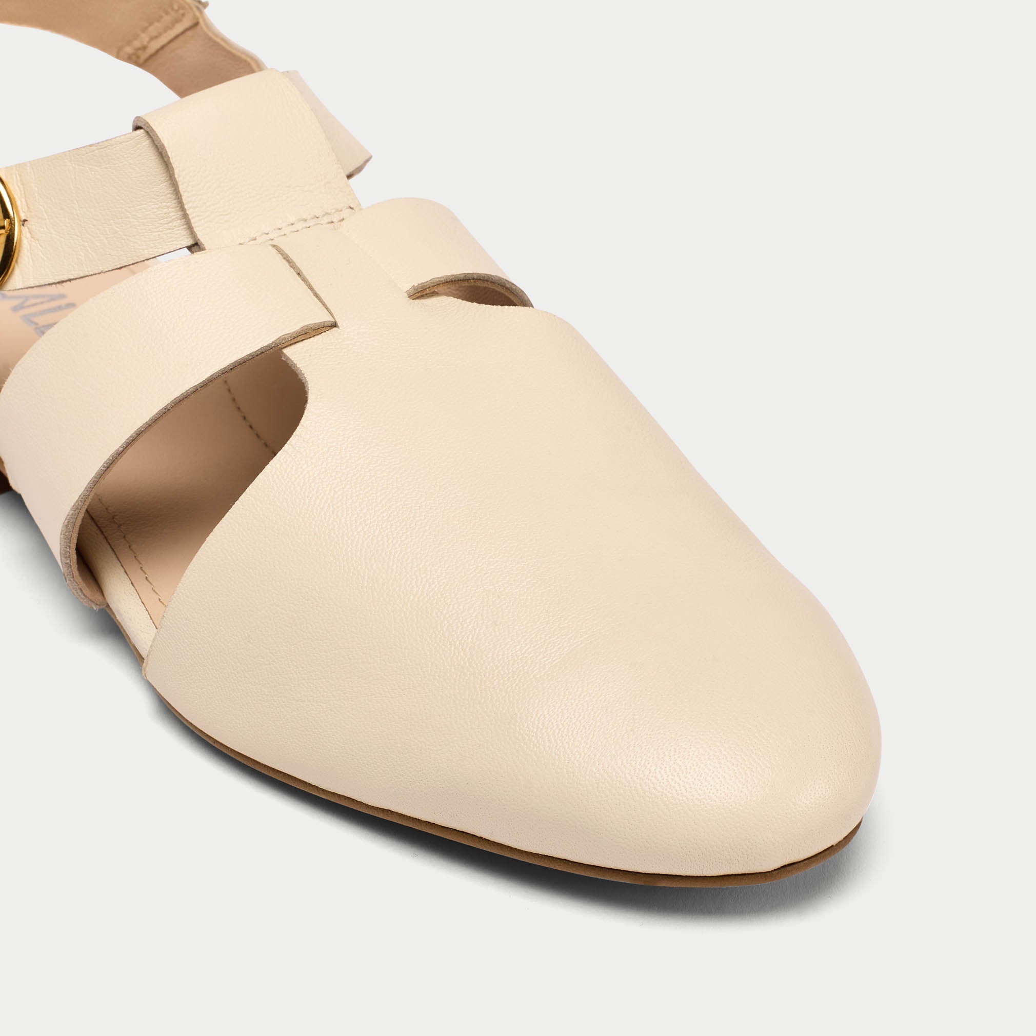 Minnie off white sandal tip view