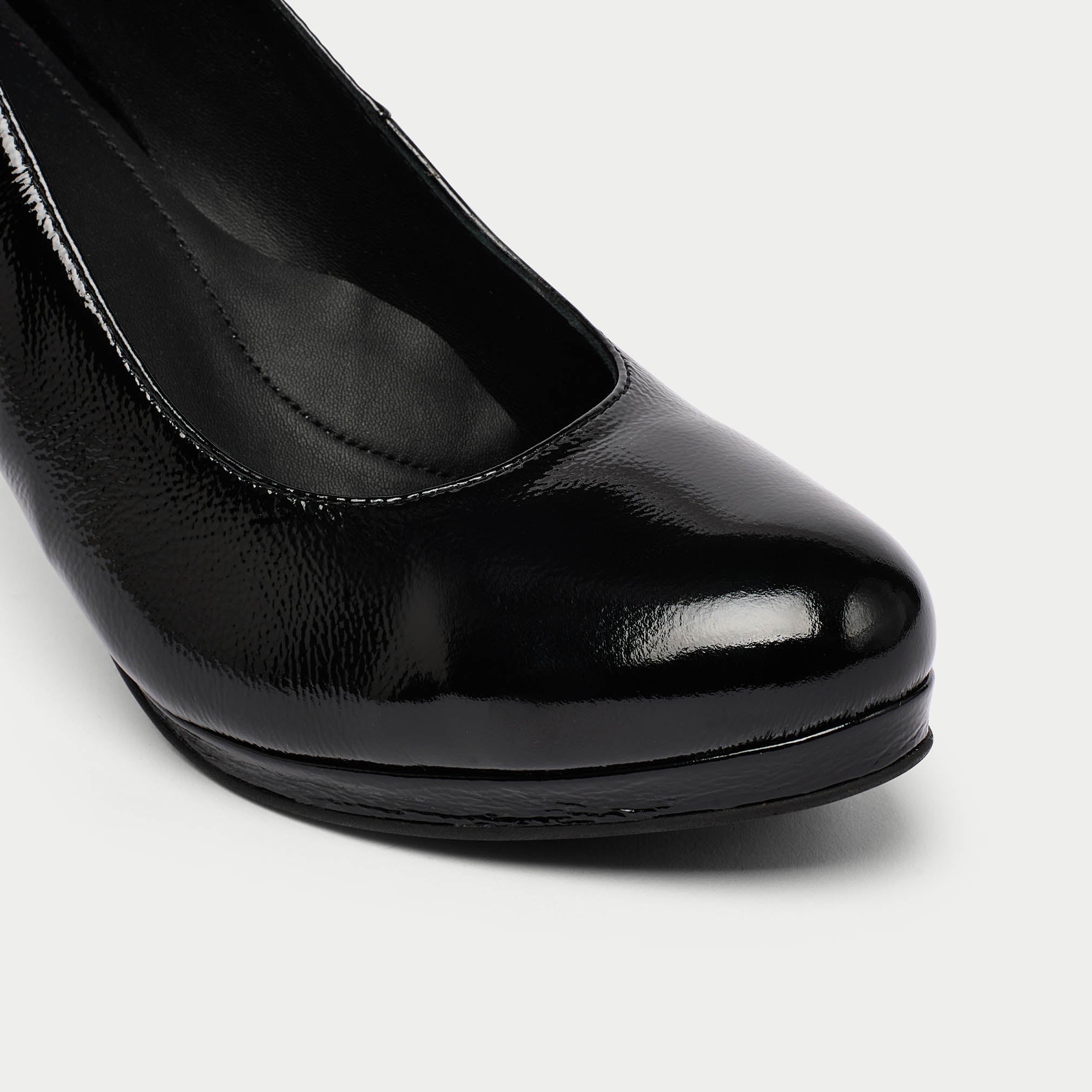 Sophia black shine leather heel tip close up