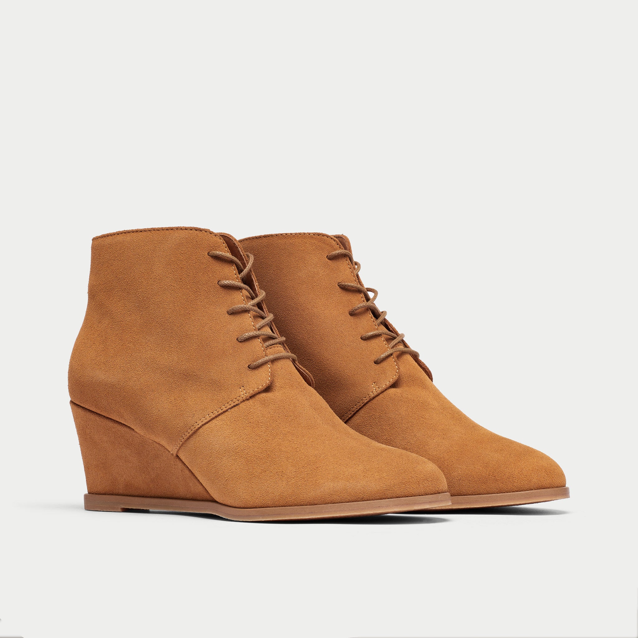 Louise tan shoe pair