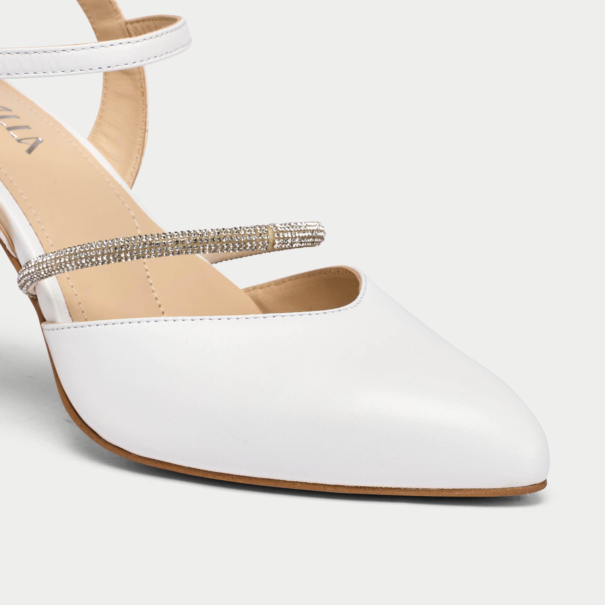 Sienna white leather heel tip close up