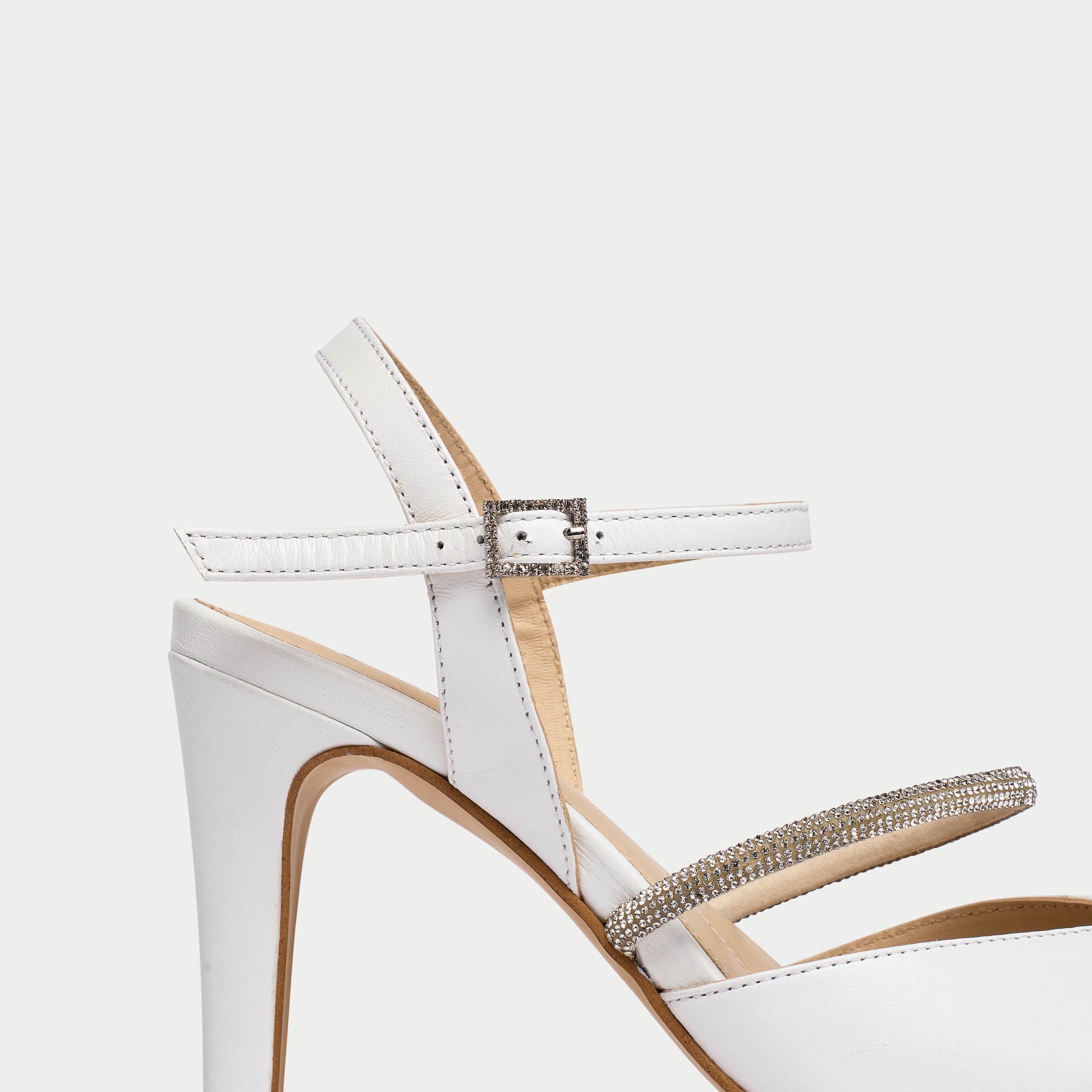 Sienna white leather heel buckle close up
