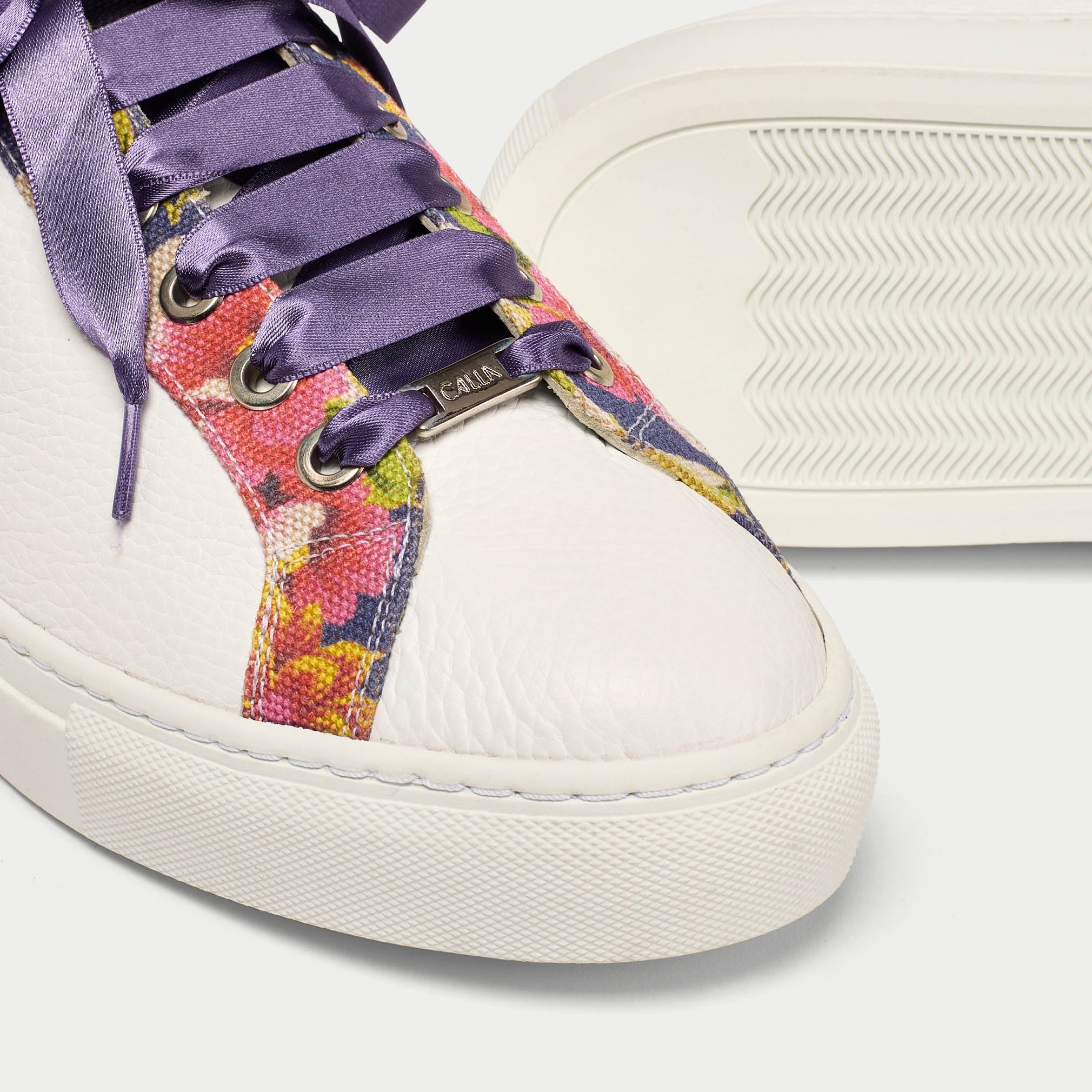 Star floral dusk trainer tip close up