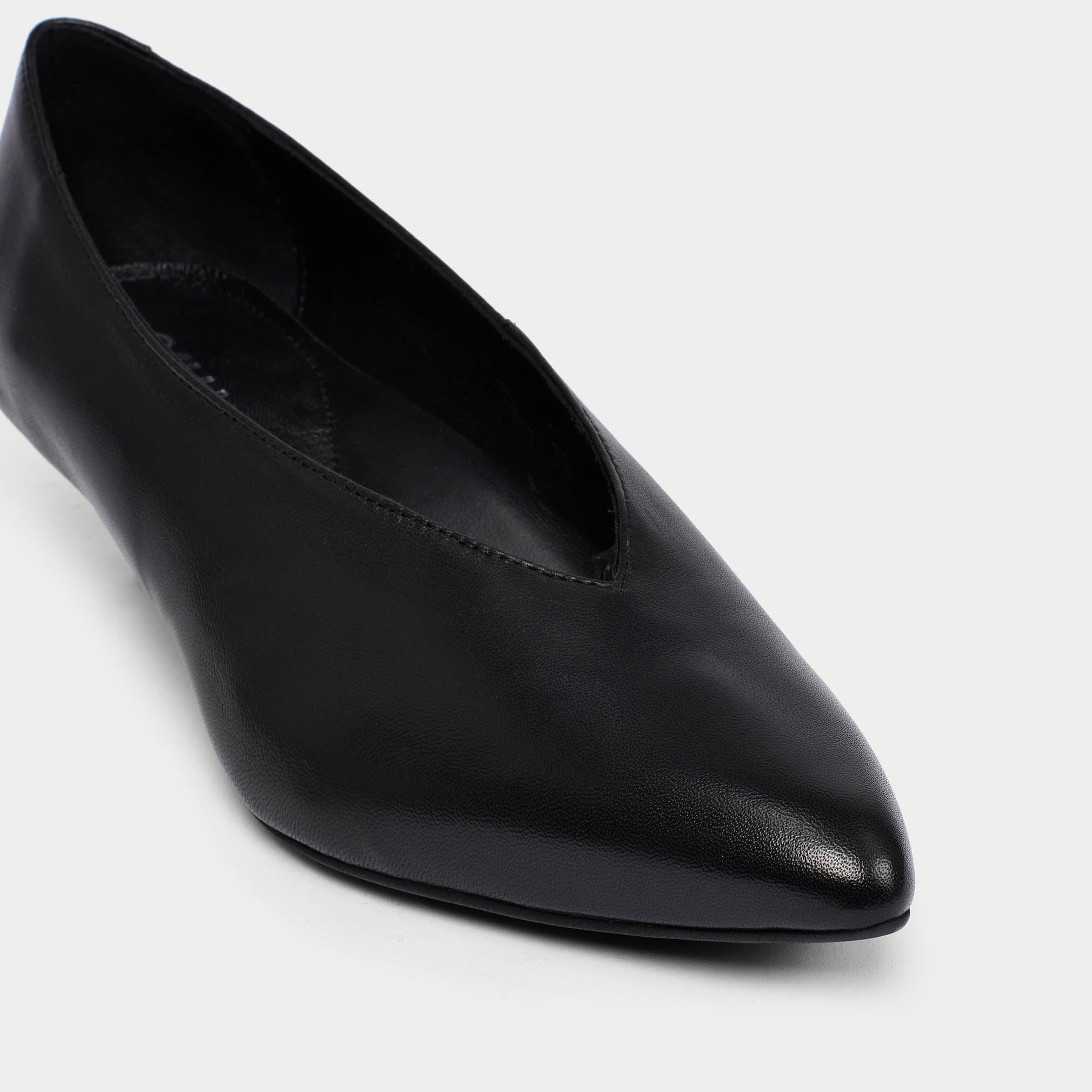 Courtney - Black Leather Pumps