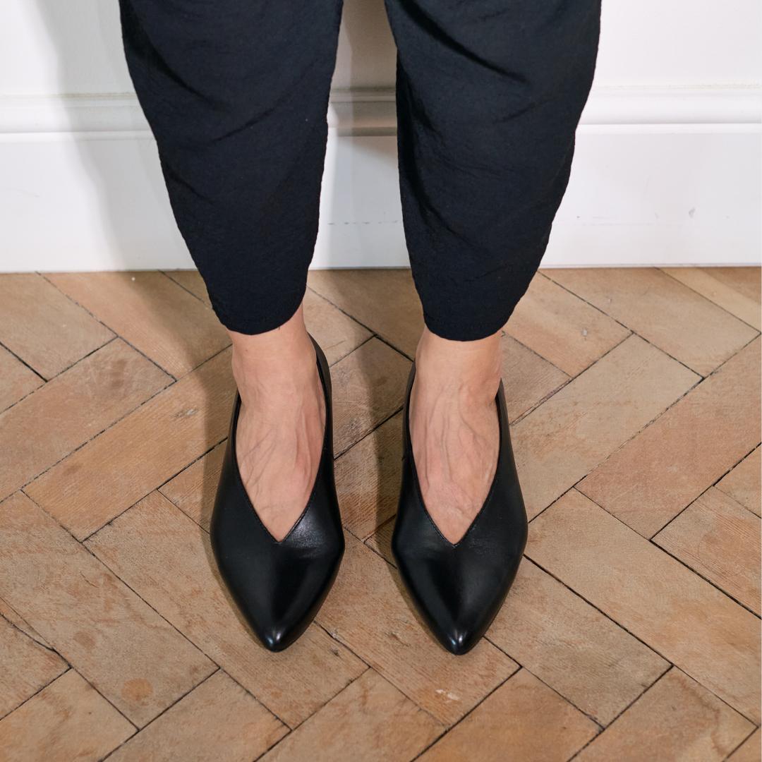 Courtney - Black Leather Pumps